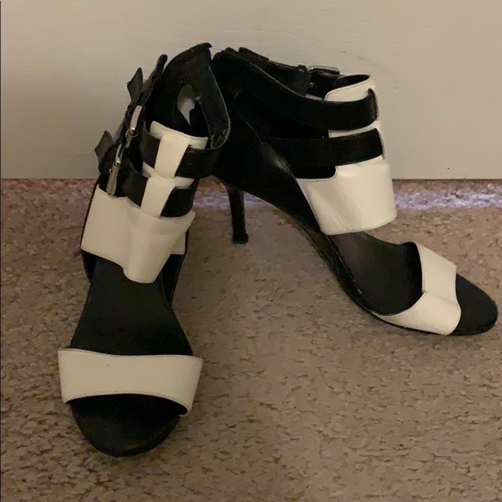 Ladies sandals.